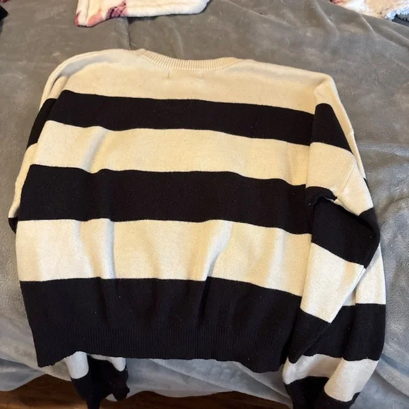 Black and cream striped sweater - Picture 2 of 2